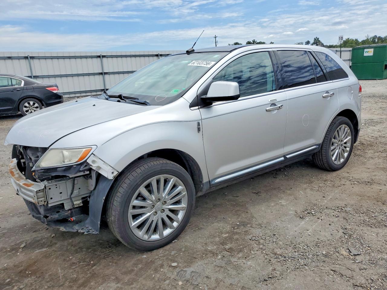 2011 Lincoln MKX, VIN 2LMDJ8JK2BBJ00406 — Front end