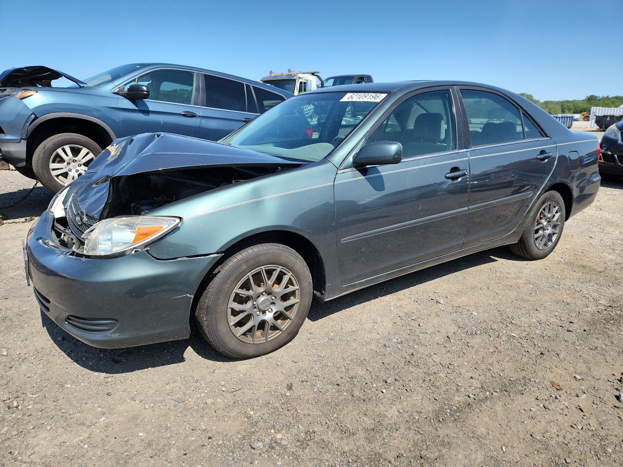 2004 Toyota Camry SE, VIN 4T1BE32K74U302146 — Front end