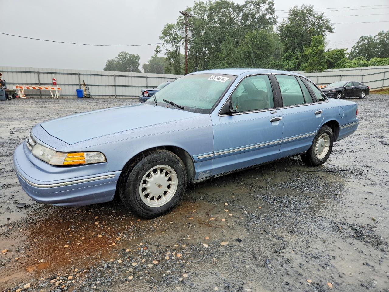 1997 Ford Crown Victoria LX, VIN 2FALP74W3VX229254 — Rear end