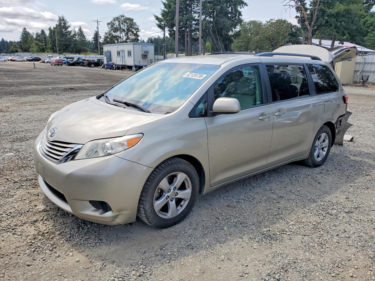 2017 Toyota Sienna LE, VIN 5TDKZ3DC2HS799745 — Rear end