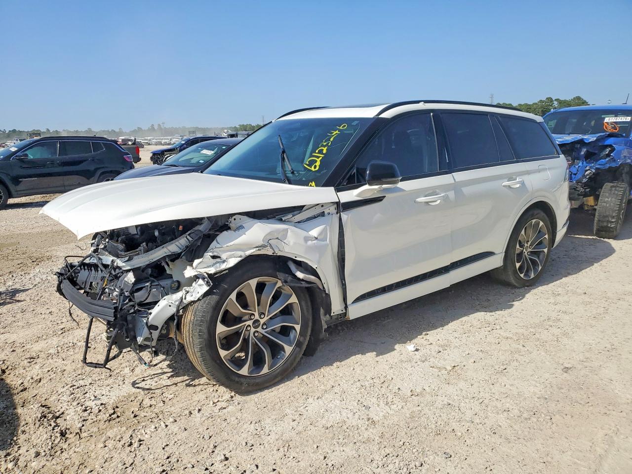 2025 Lincoln Aviator Premiere, VIN 5LM5J6WC5SGL23437 — Front end
