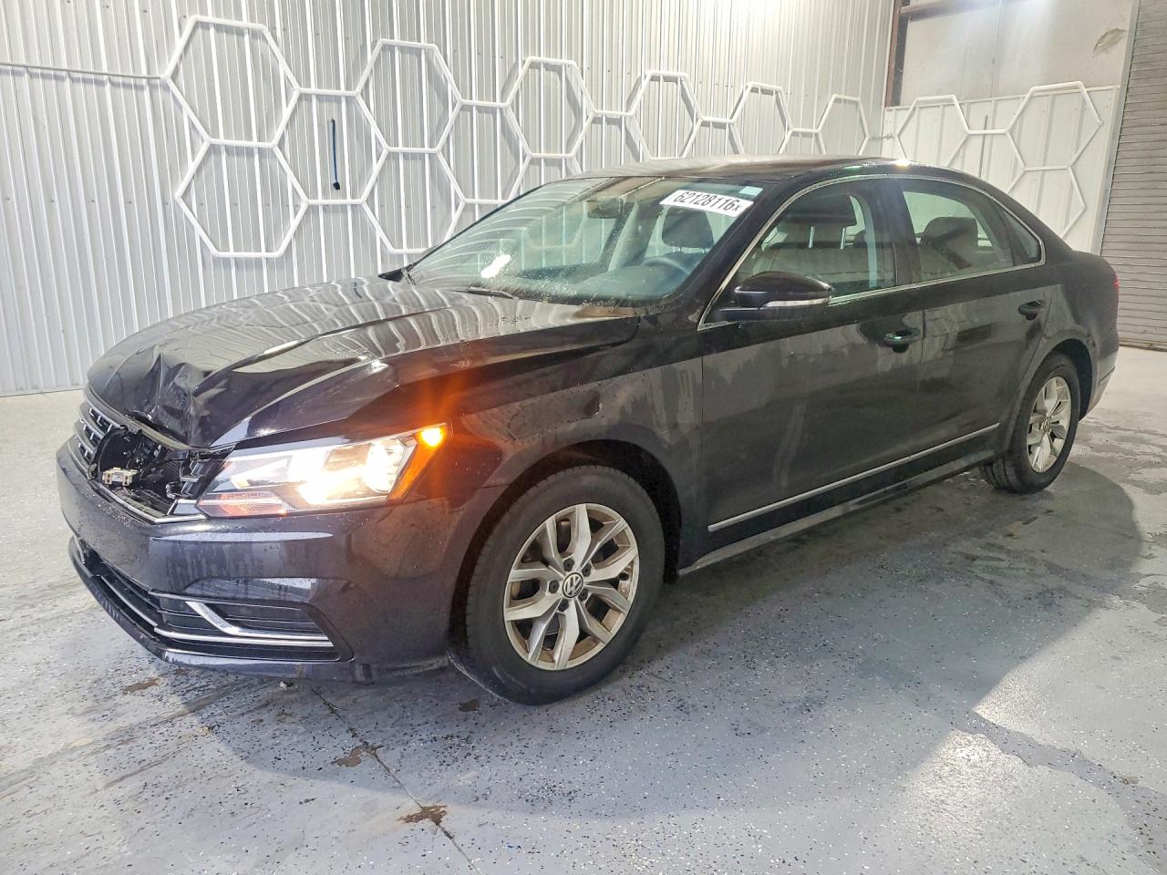 2017 Volkswagen Passat S, VIN 1VWAT7A30HC006725 — Перед