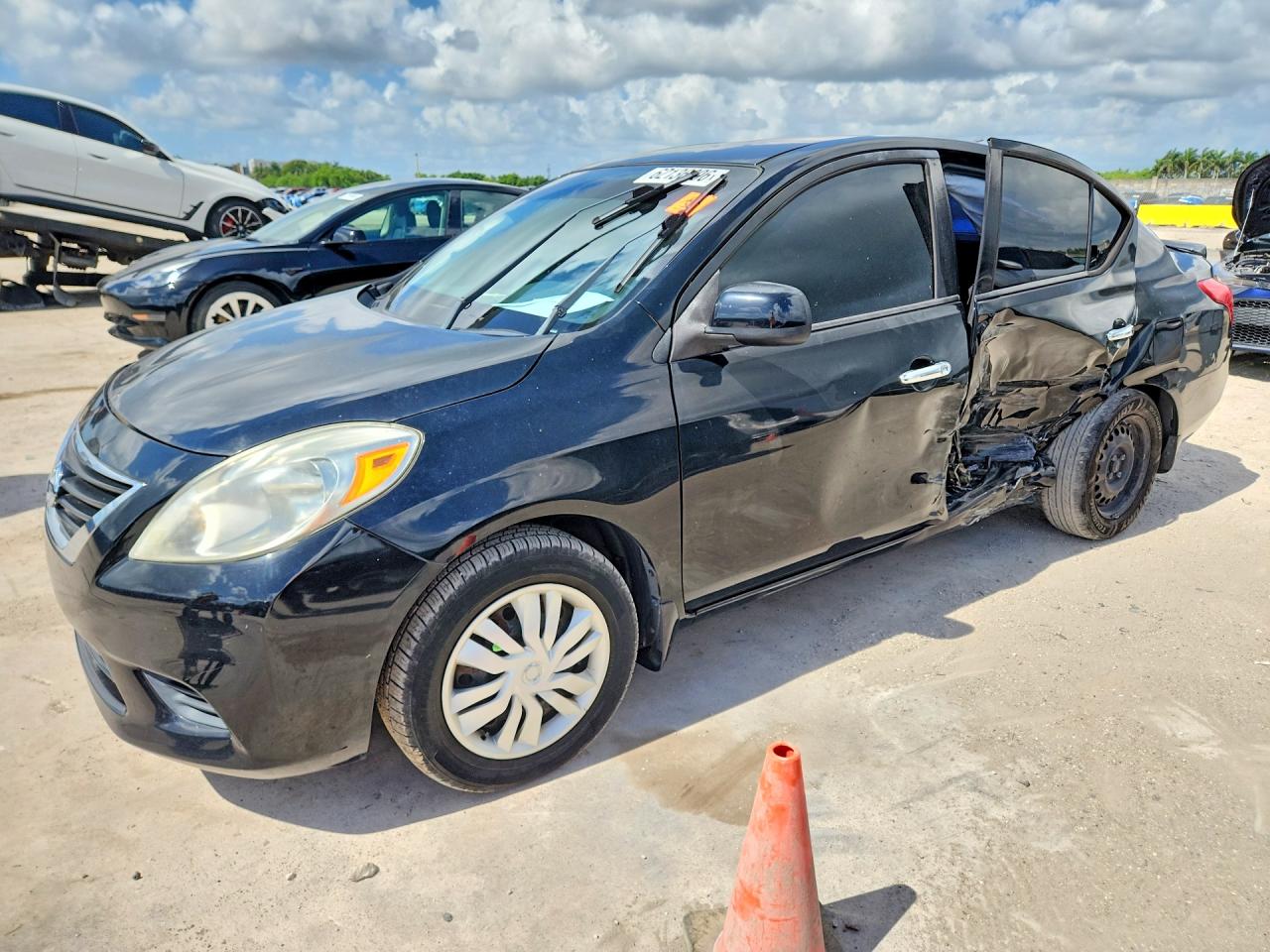 2014 Nissan Versa SV, VIN 3N1CN7AP1EL832365 — Side