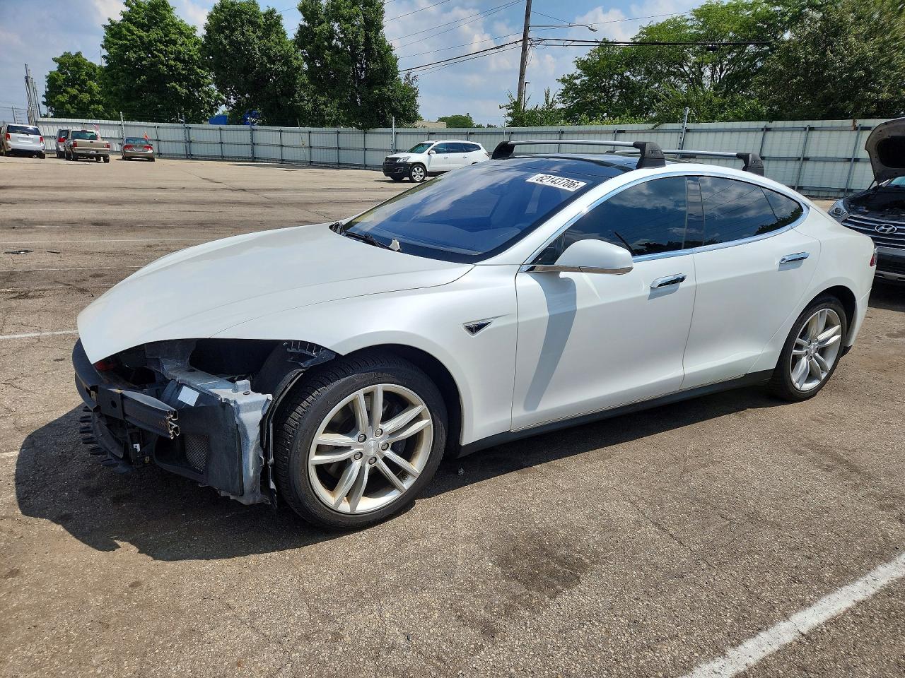 2014 Tesla Model S 60, VIN 5YJSA1H16EFP36359 — Перед
