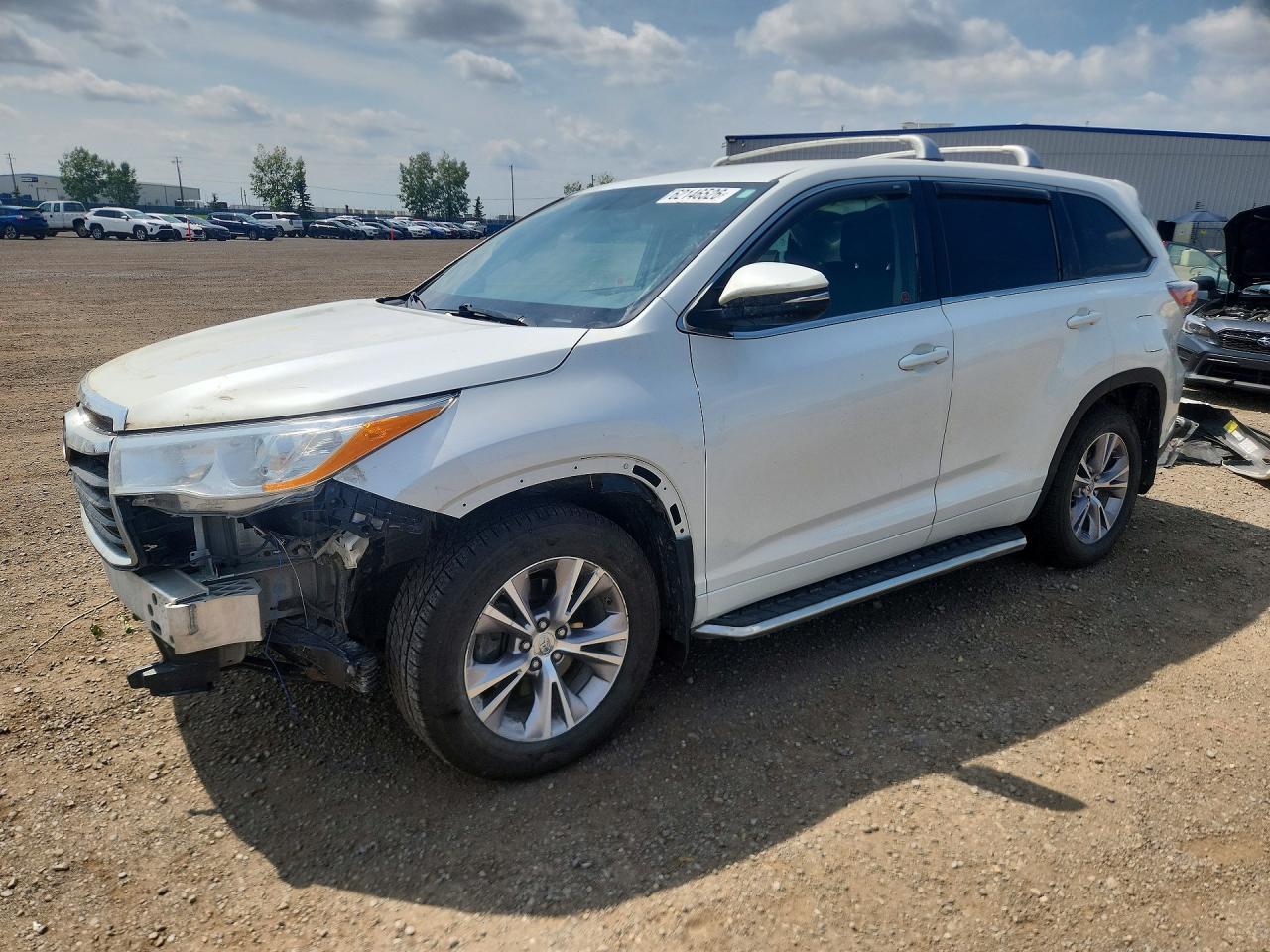 2015 Toyota Highlander LE Plus, VIN 5TDBKRFH8FS136354 — Front end