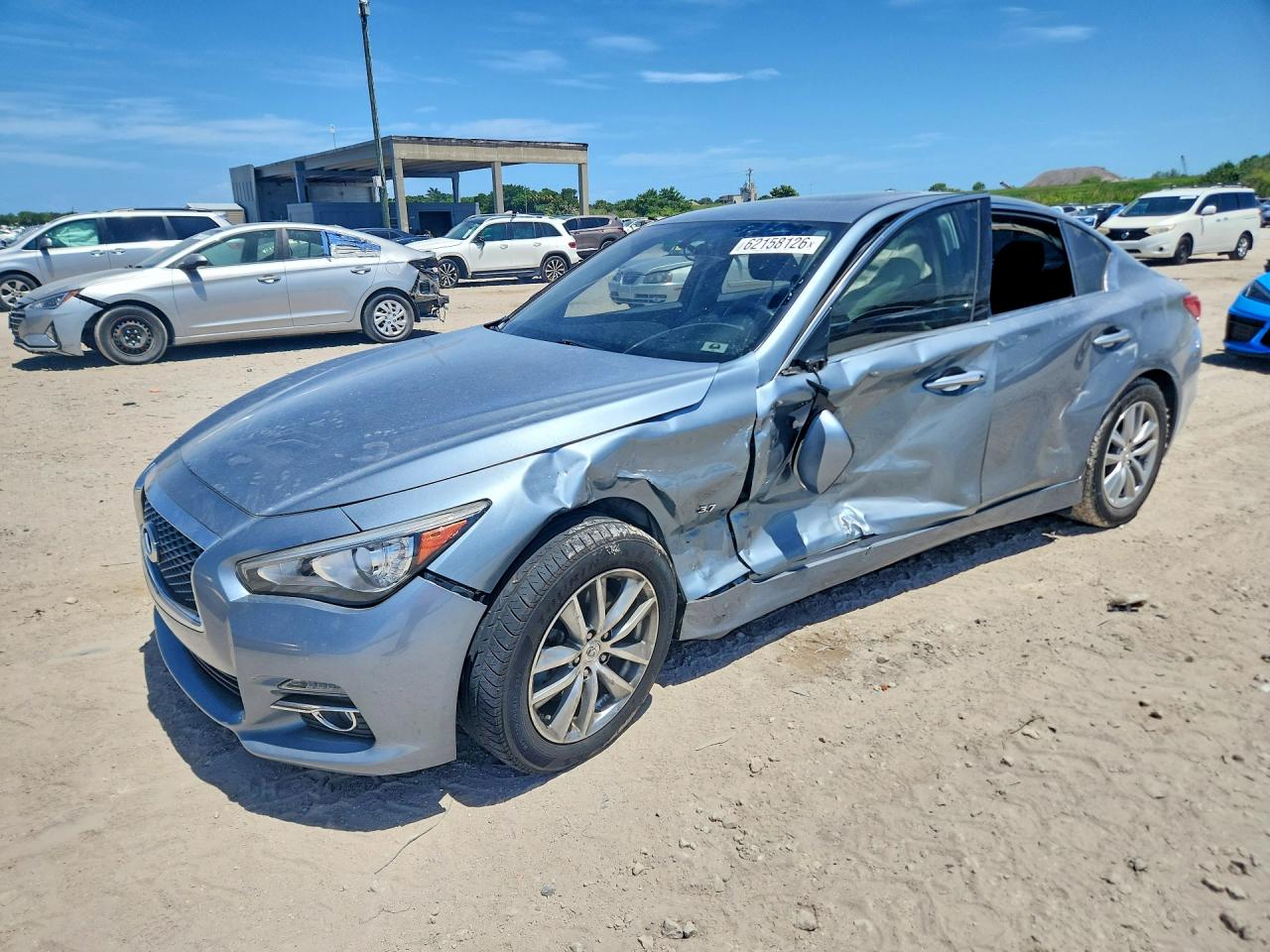 2015 Infiniti Q50, VIN JN1BV7APXFM339352 — Бок