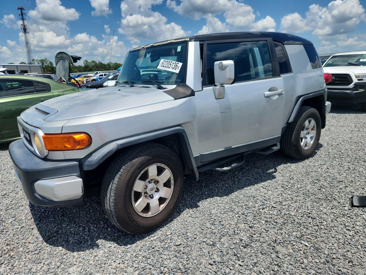 2007 Toyota FJ Cruiser, VIN JTEZU11F270013827 — Side