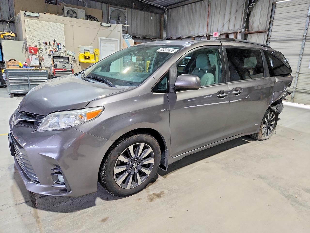 2020 Toyota Sienna XLE, VIN 5TDDZ3DC9LS228111 — Зад
