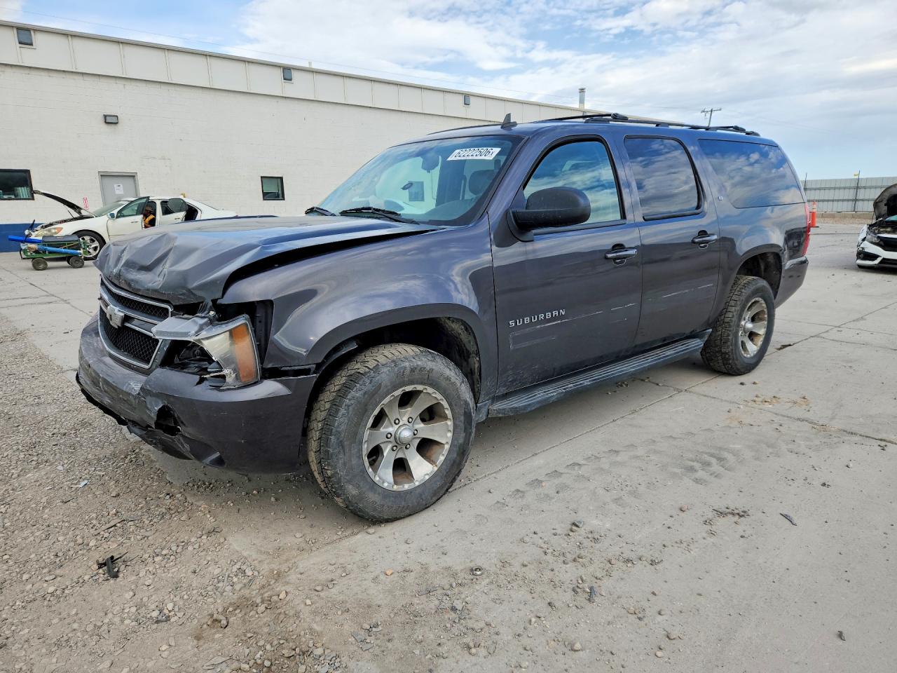 2010 Chevrolet Suburban LT, VIN 1GNUKJE39AR158121 — Front end