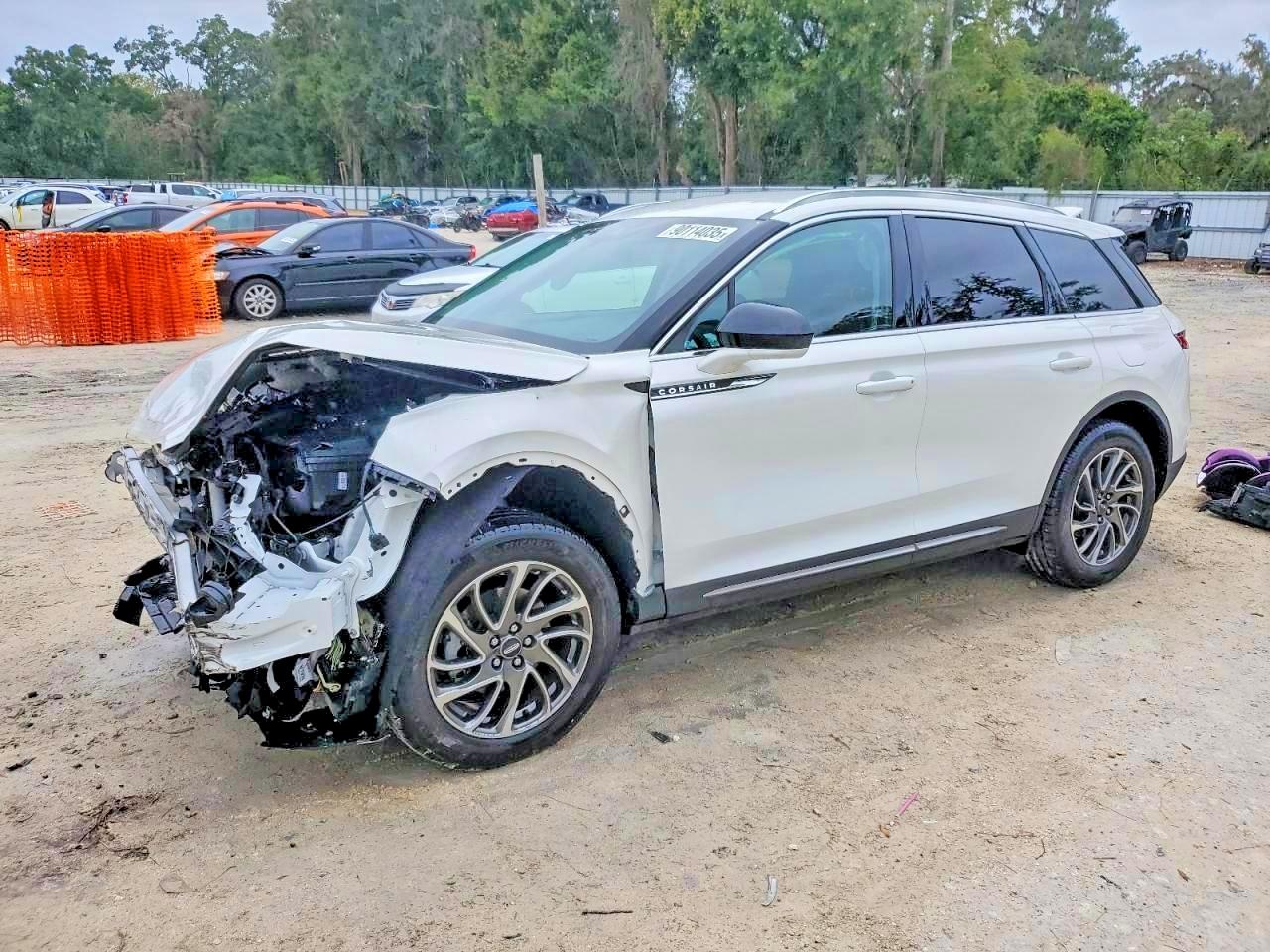 2022 Lincoln Corsair Standard, VIN 5LMCJ1C90NUL26321 — Front end