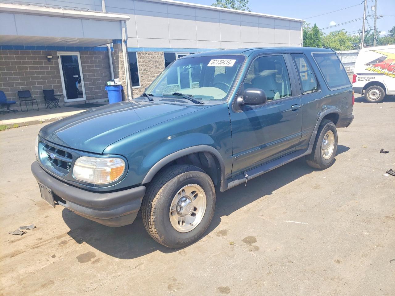1997 Ford Explorer XL, VIN 1FMCU24XXVUB83987 — Зад