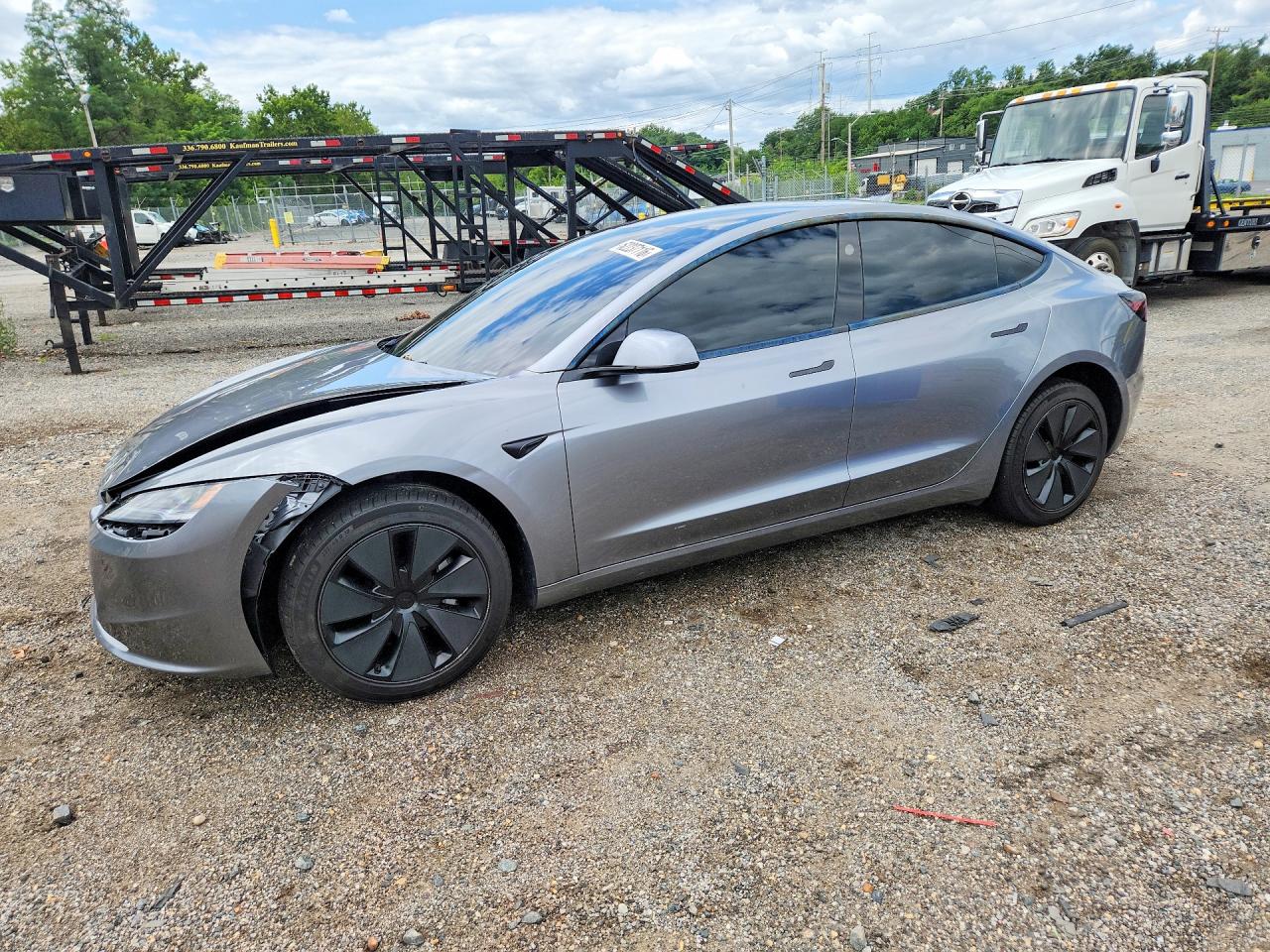2025 Tesla Model 3 Long Range, VIN 5YJ3E1EAXSF886189 — Перед