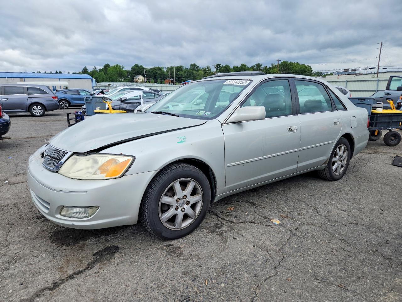 2001 Toyota Avalon XLS, VIN 4T1BF28B91U177726 — Front end