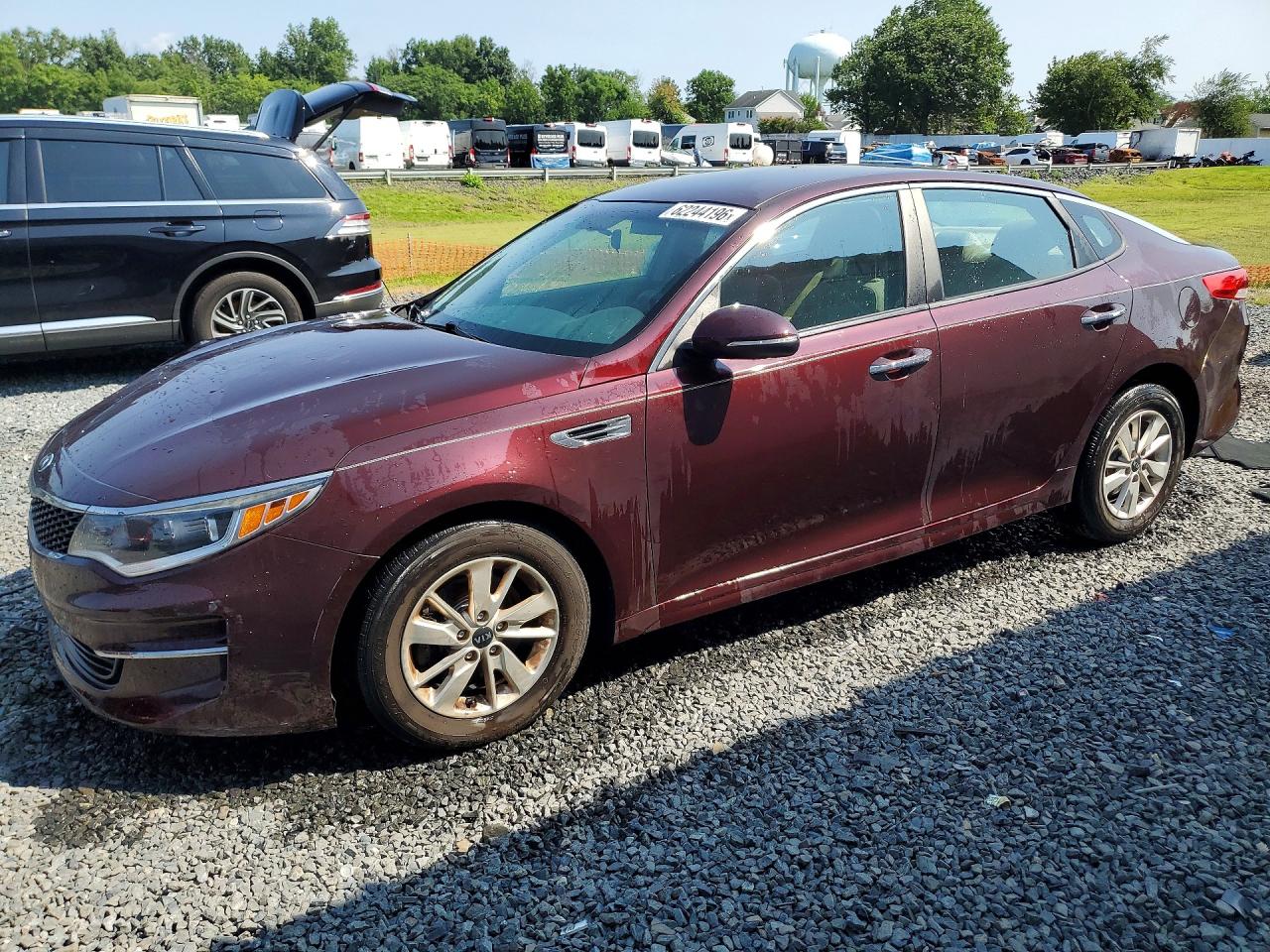 2016 Kia Optima LX, VIN 5XXGT4L3XGG037973 — Перед