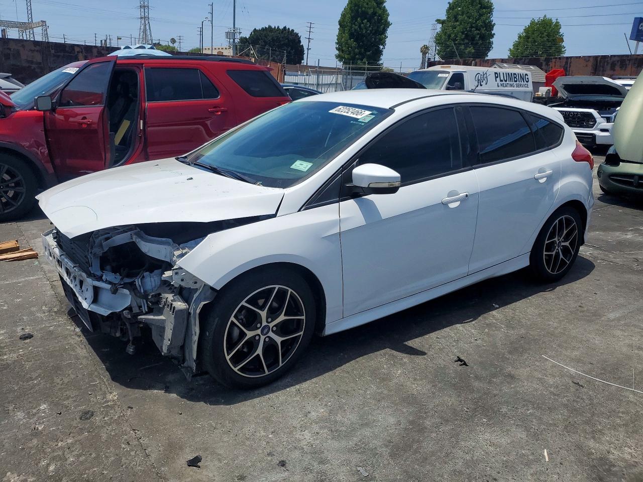 2016 Ford Focus SE, VIN 1FADP3K24GL380570 — Front end