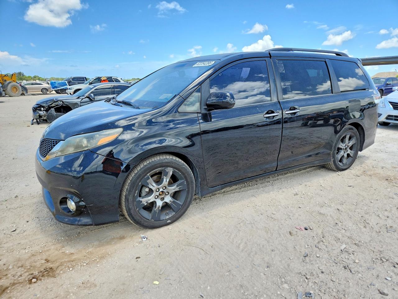 2016 Toyota Sienna SE, VIN 5TDXK3DCXGS698168 — Minor dents and scratches