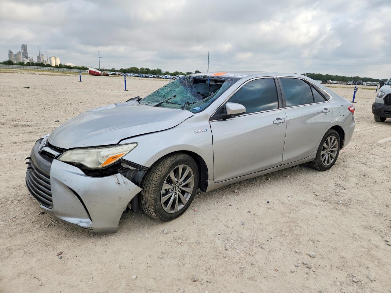 2017 Toyota Camry Hybrid XLE, VIN 4T1BD1FKXHU209905 — Front end