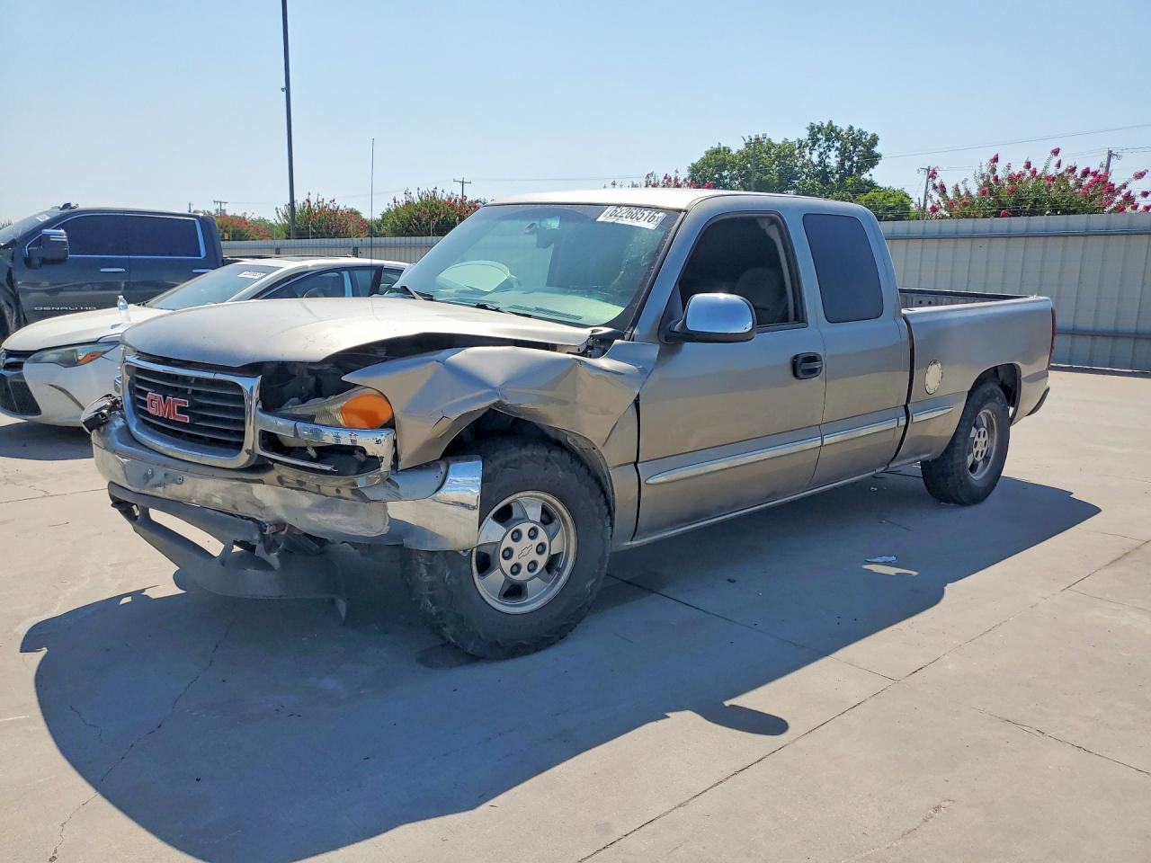 2002 GMC Sierra 1500 SLE, VIN 2GTEC19V521410396 — Front end