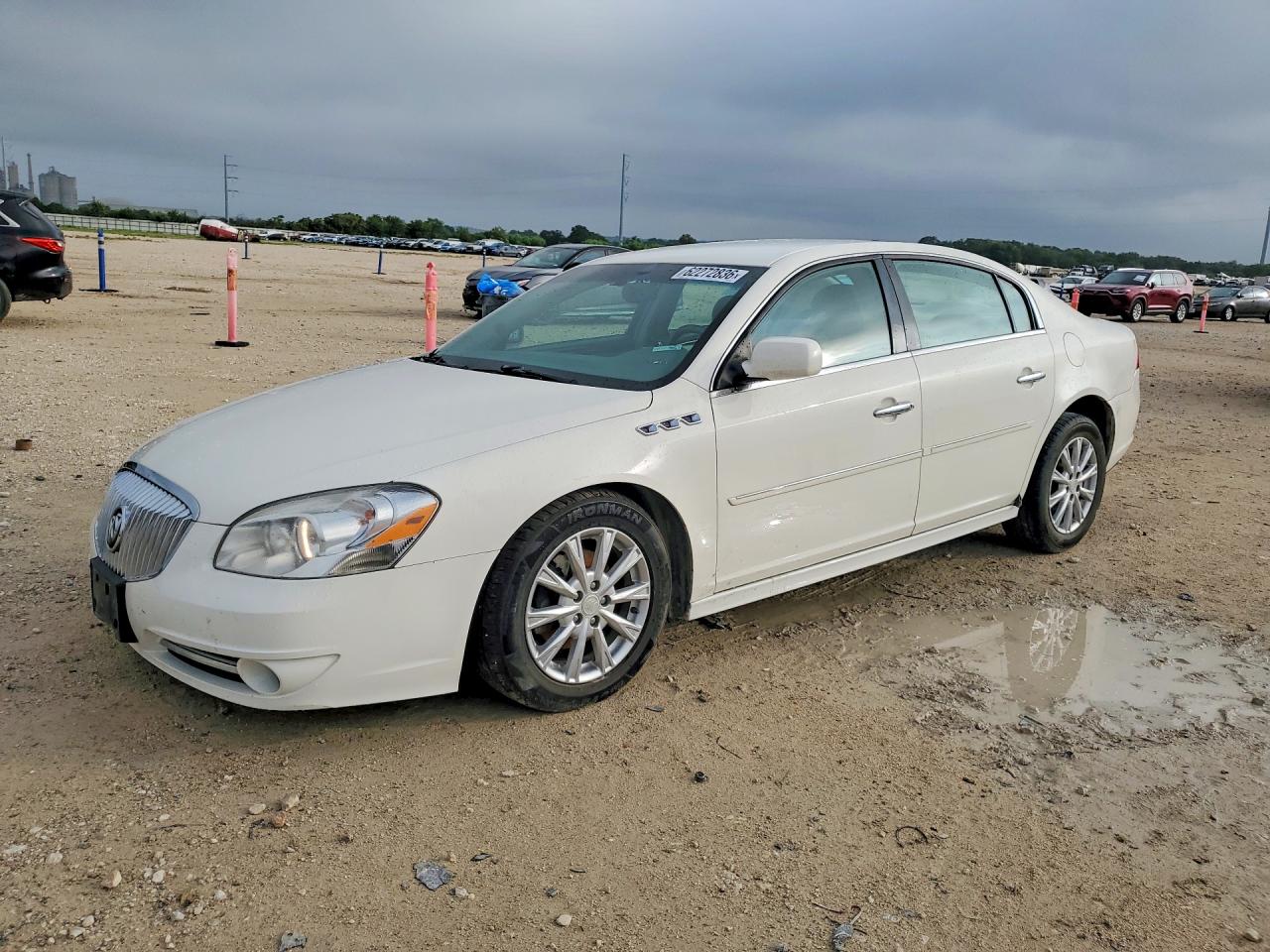 2011 Buick Lucerne CXL, VIN 1G4HC5EM6BU152374 — Side