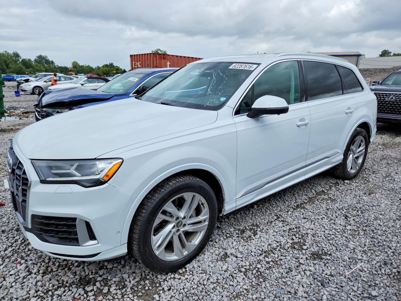2020 Audi Q7 Premium Plus, VIN WA1LJAF78LD008181 — Мелкие вмятины и царапины