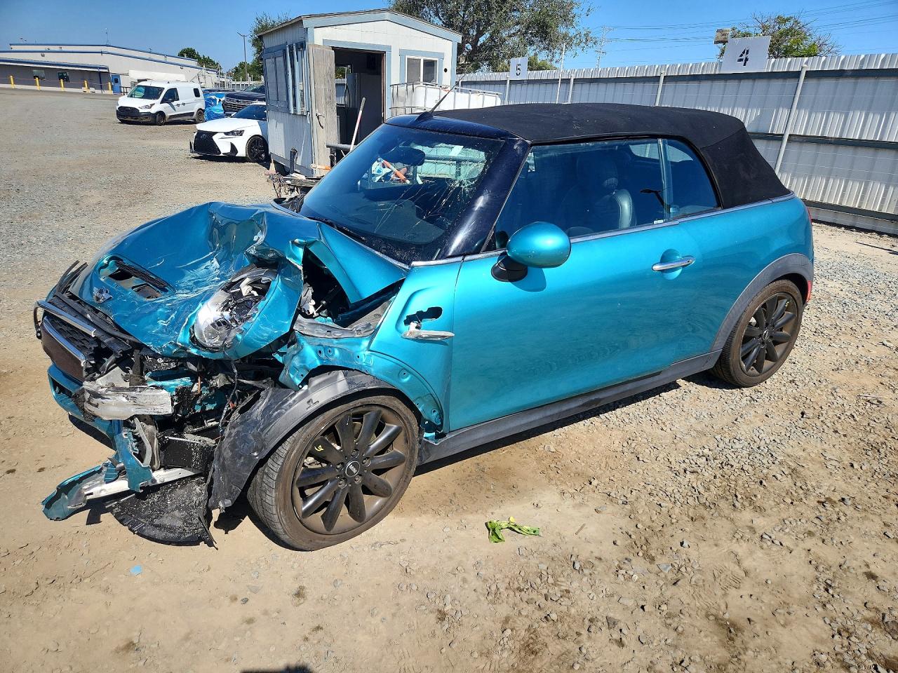 2018 MINI Convertible Cooper S, VIN WMWWG9C59J3E39120 — Перед