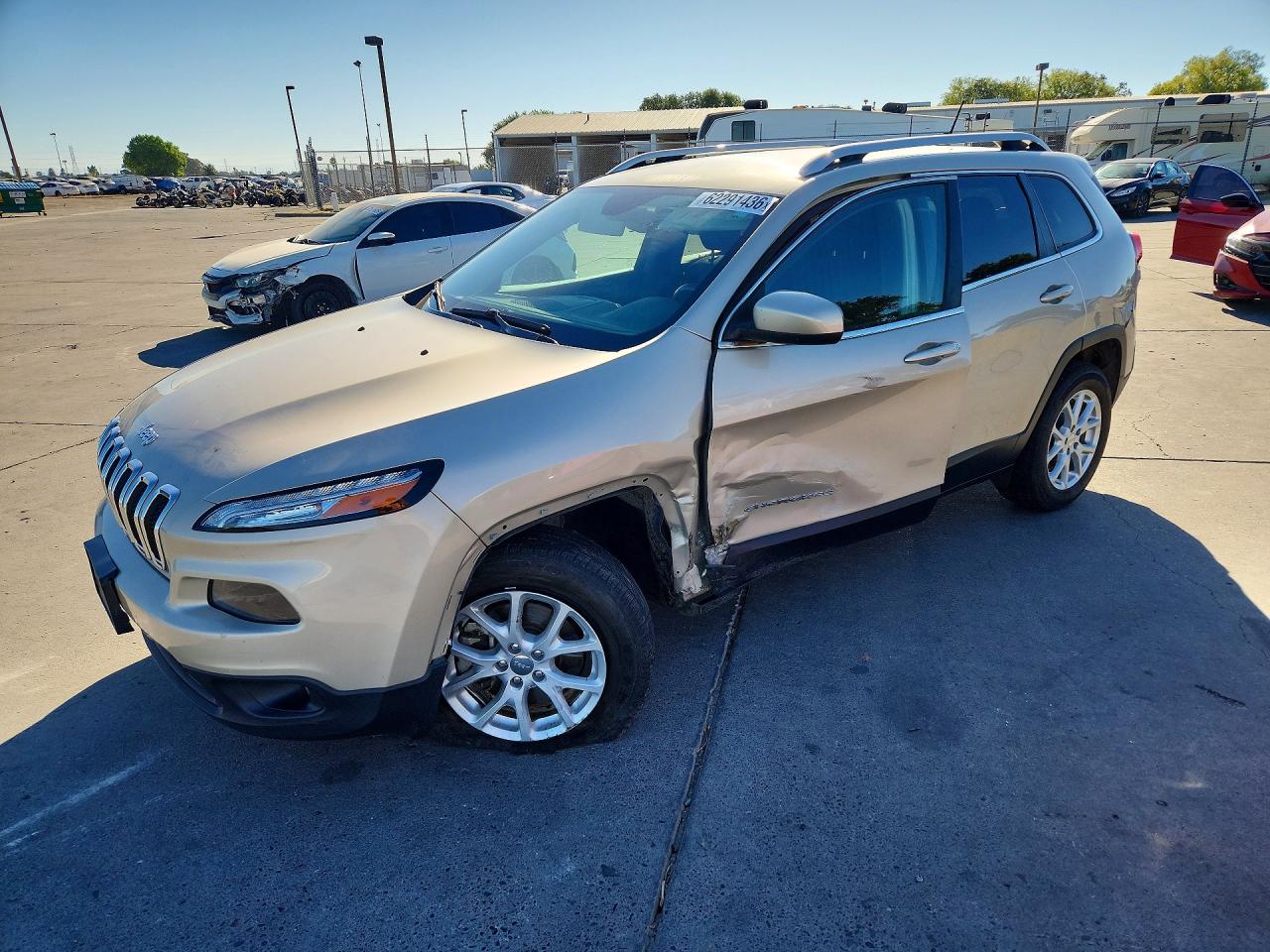 2015 Jeep Cherokee Latitude, VIN 1C4PJMCB0FW696994 — Перед