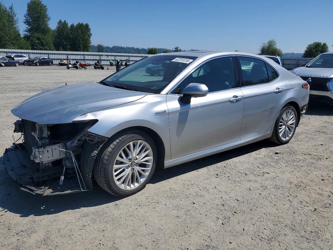2018 Toyota Camry Hybrid XLE, VIN 4T1B21HK8JU502856 — Перед