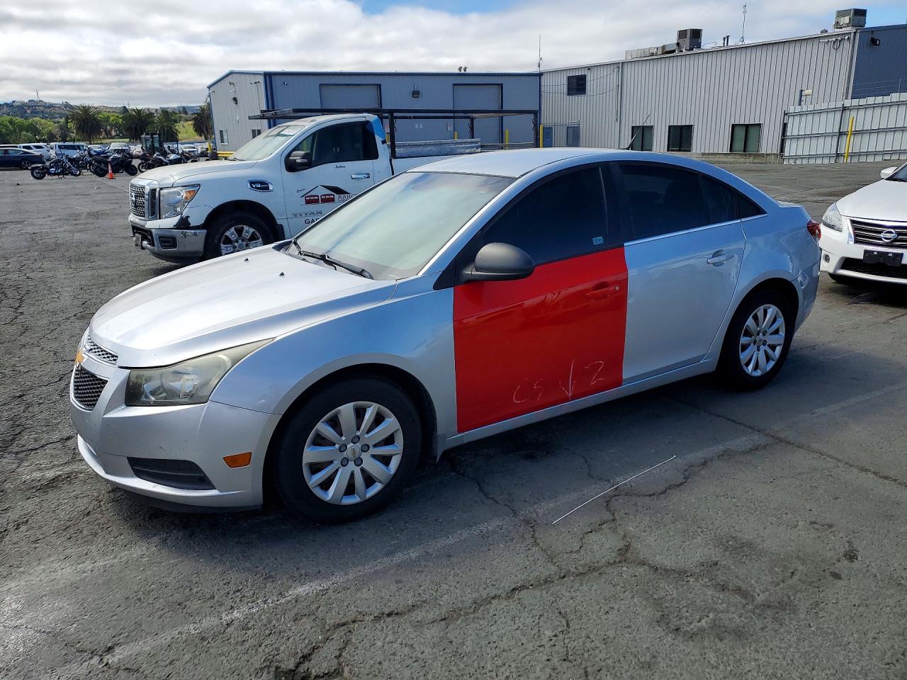 2011 Chevrolet Cruze LS, VIN 1G1PC5SH8B7119228 — Бок