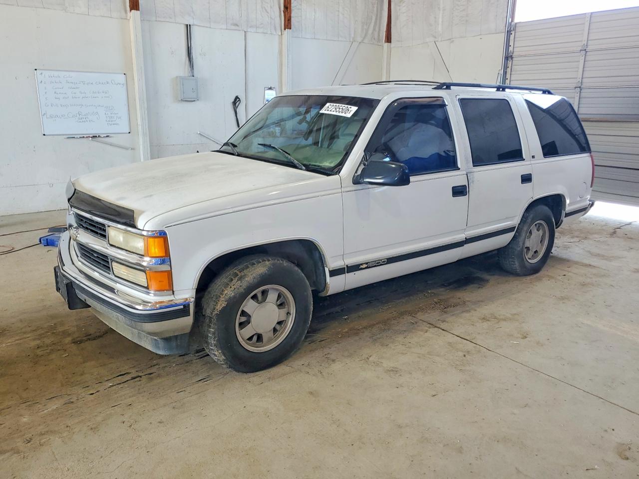 1996 Chevrolet Tahoe, VIN 1GNEC13R4TJ308646 — Side