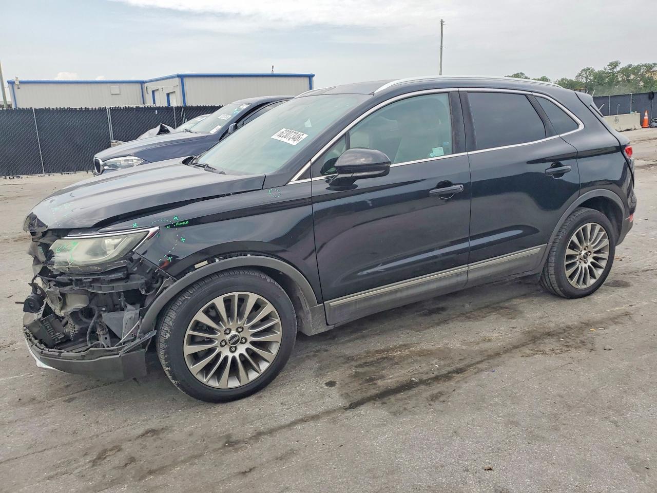 2017 Lincoln MKC Reserve, VIN 5LMCJ3C98HUL12120 — Front end
