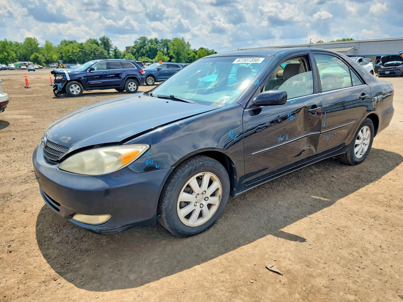 2004 Toyota Camry XLE, VIN 4T1BE30K24U336028 — Side