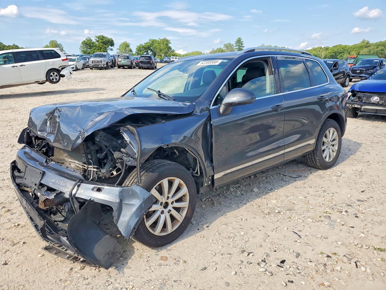 2011 Volkswagen Touareg Sport, VIN WVGFF9BP6BD004505 — Front end