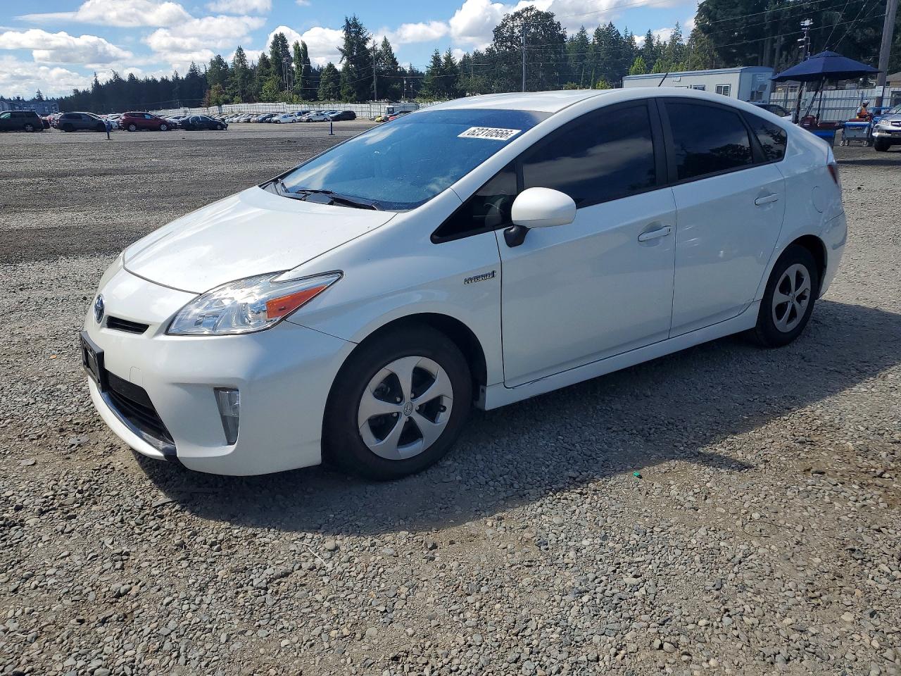 2015 Toyota Prius Two, VIN JTDKN3DU8F1978418 — Side