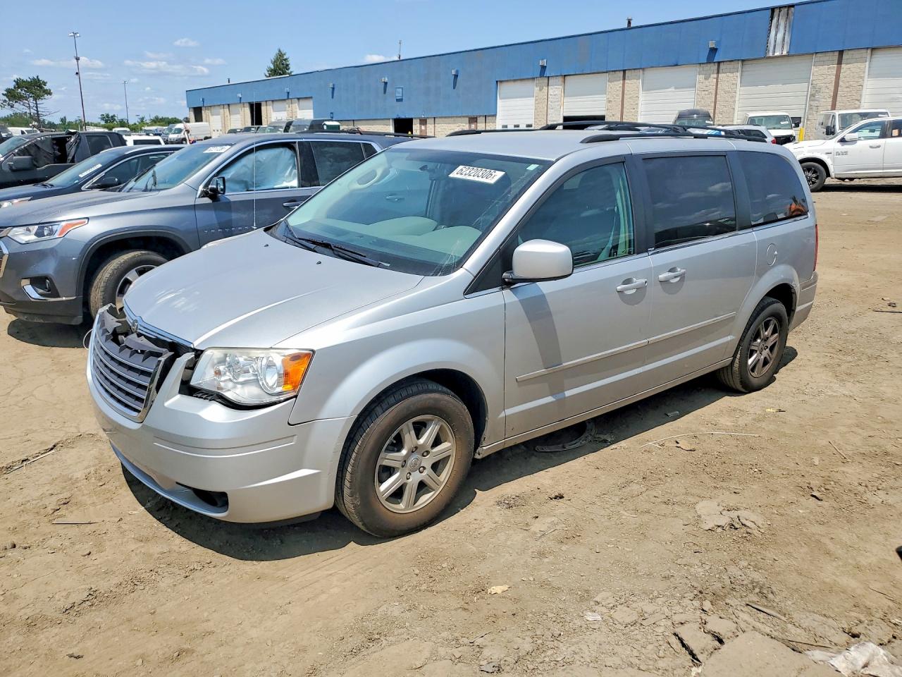 2010 Chrysler Town & Country Touring, VIN 2A4RR5D13AR338801 — Перед