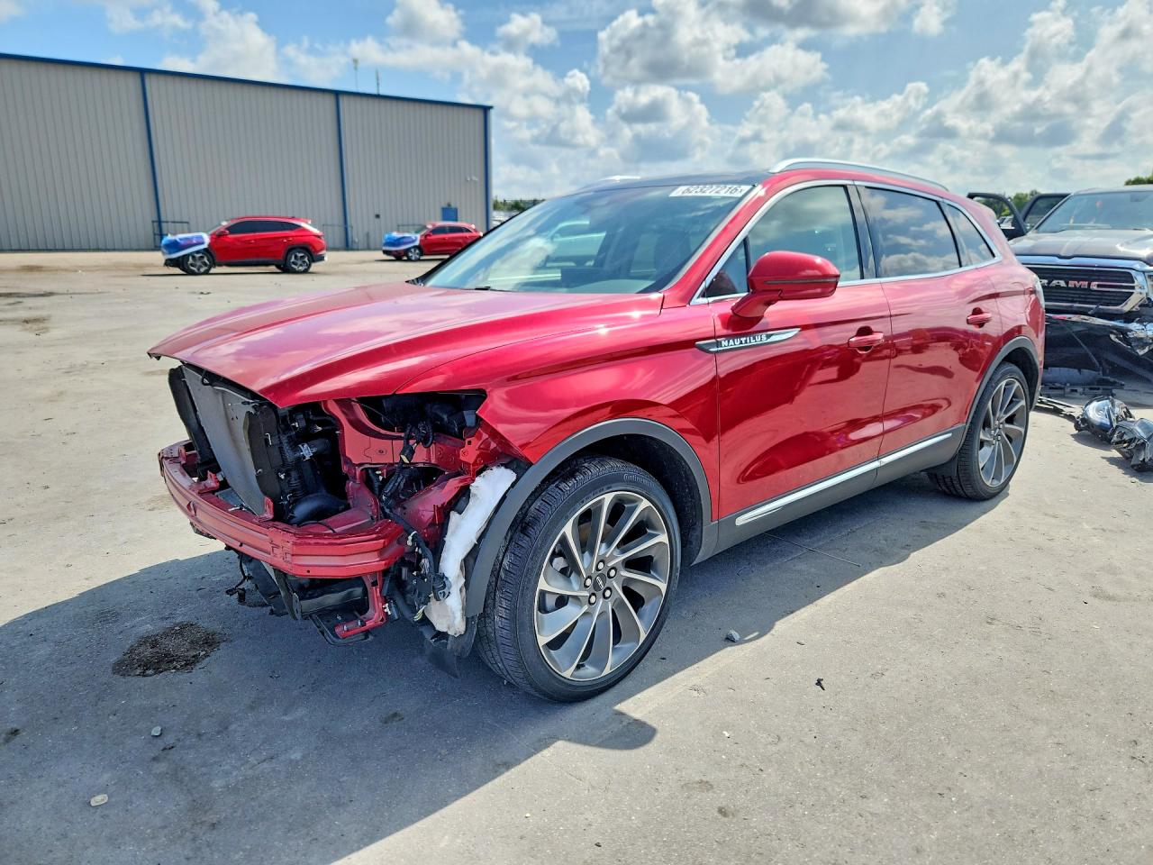 2021 Lincoln Nautilus Reserve, VIN 2LMPJ6K95MBL01670 — Front end