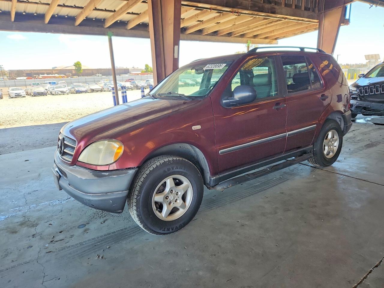 1998 Mercedes-Benz M 320/430/500, VIN 4JGAB54E5WA031406 — Side