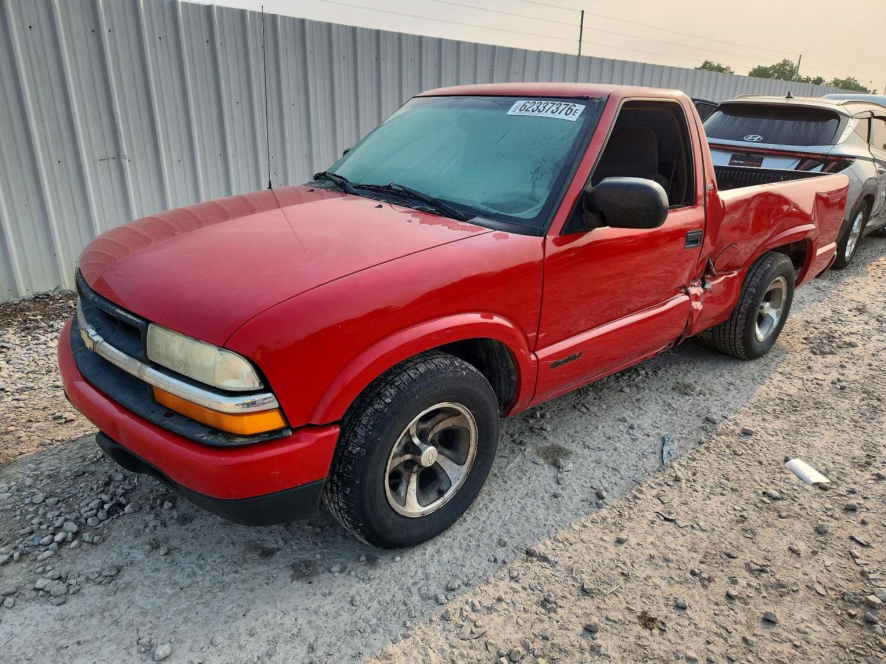 2002 Chevrolet S-10 LS, VIN 1GCCS145428100352 — Side