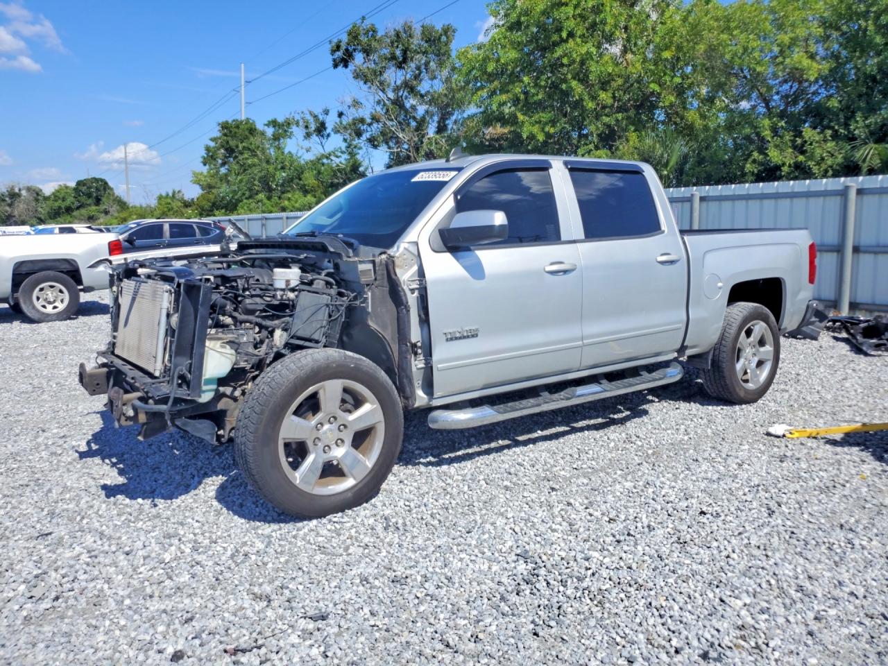 2018 Chevrolet Silverado 1500 LT, VIN 3GCPCRECXJG124934 — Front end