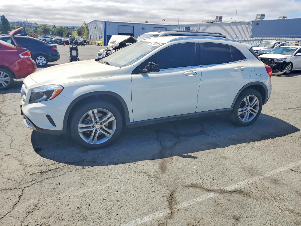 2015 Mercedes-Benz GLA 250, VIN WDCTG4GB1FJ163602 — Minor dents and scratches