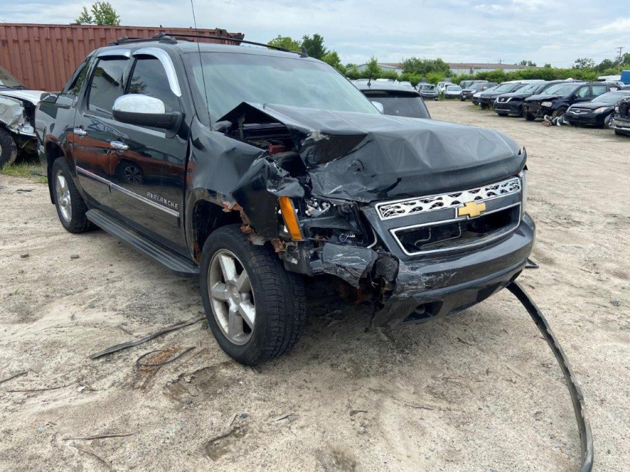 2013 Chevrolet Avalanche LTZ, VIN 3GNTKGE74DG205979 — Front end