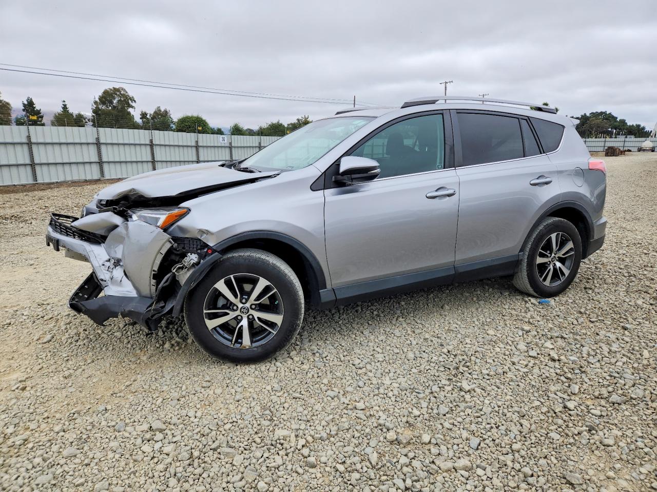 2017 Toyota RAV4 XLE, VIN 2T3WFREV7HW374159 — Перед