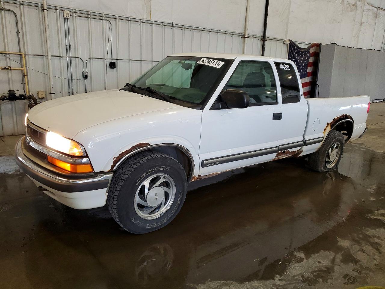 2001 Chevrolet S-10, VIN 1GCDT19W618182599 — Rear end