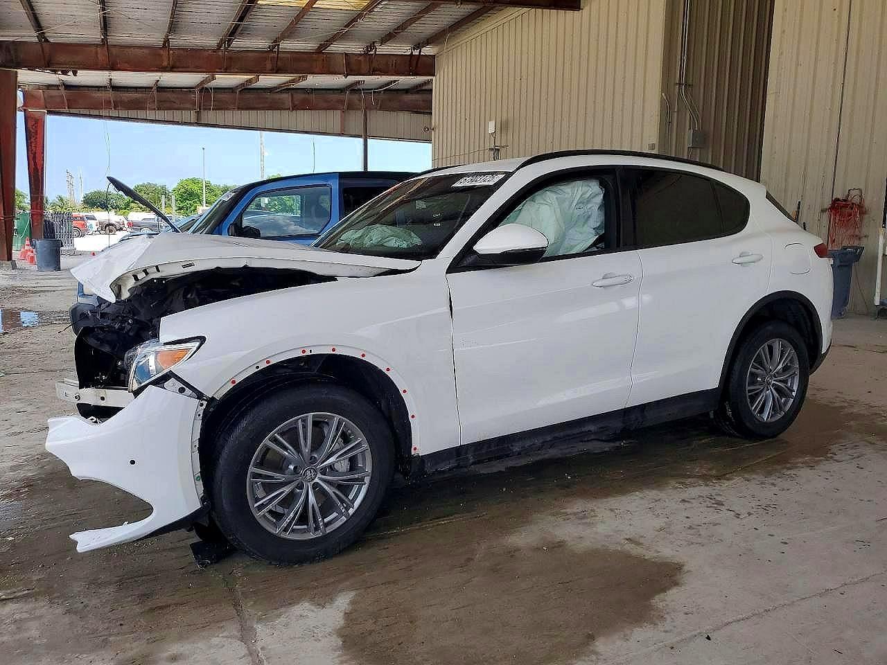 2022 Alfa Romeo Stelvio Sprint, VIN ZASPAJAN5N7D28208 — Front end