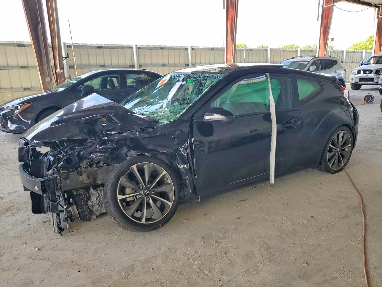 2020 Hyundai Veloster Premium, VIN KMHTG6AF1LU029613 — Перед