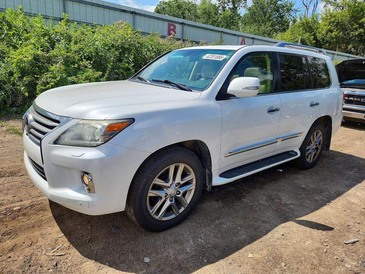 2013 Lexus LX 570, VIN JTJHY7AX1D4108252 — Minor dents and scratches