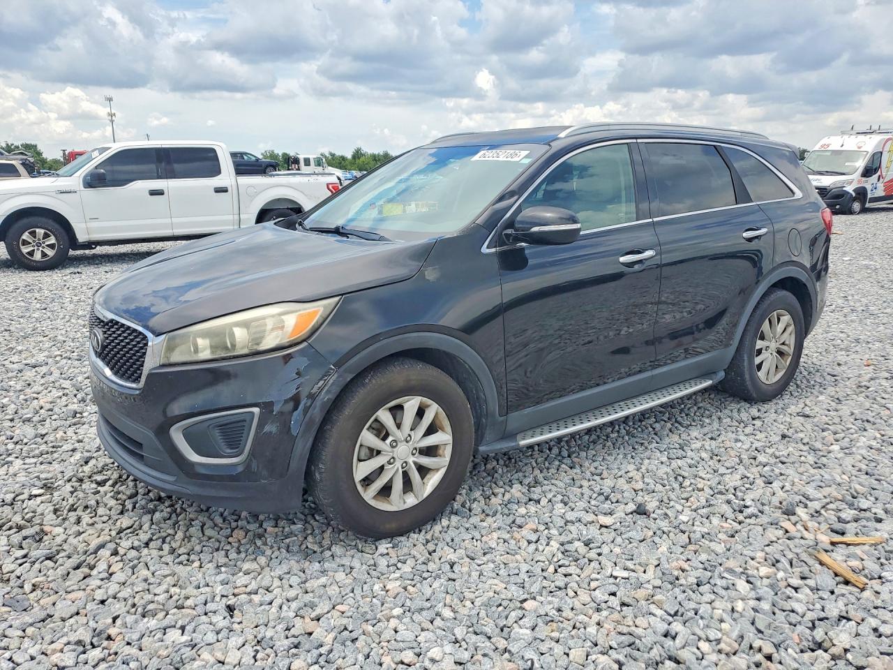2016 Kia Sorento LX, VIN 5XYPG4A34GG038474 — Front end