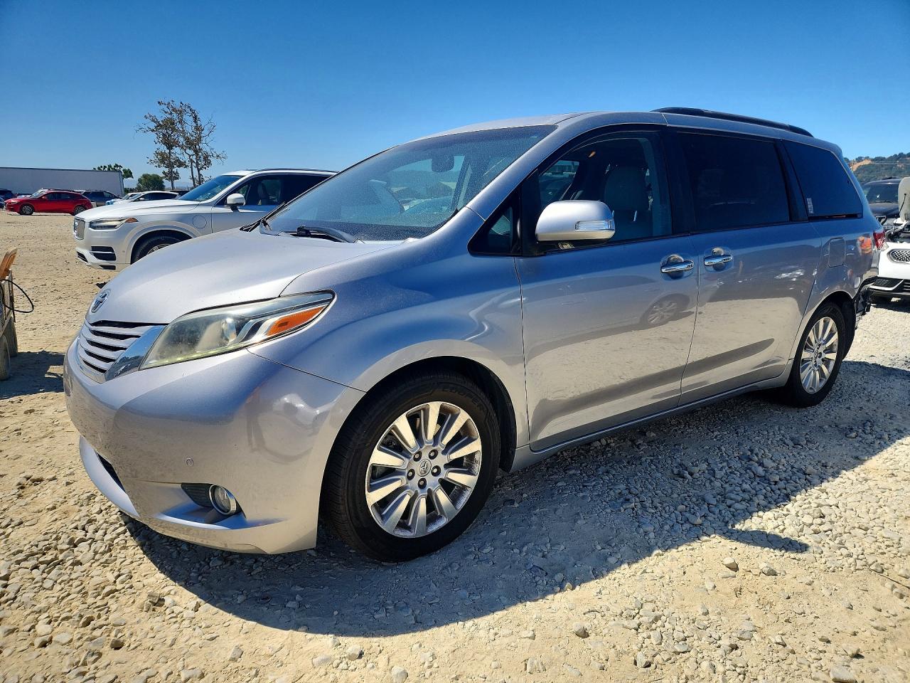 2015 Toyota Sienna XLE, VIN 5TDYK3DC2FS553029 — Rear end