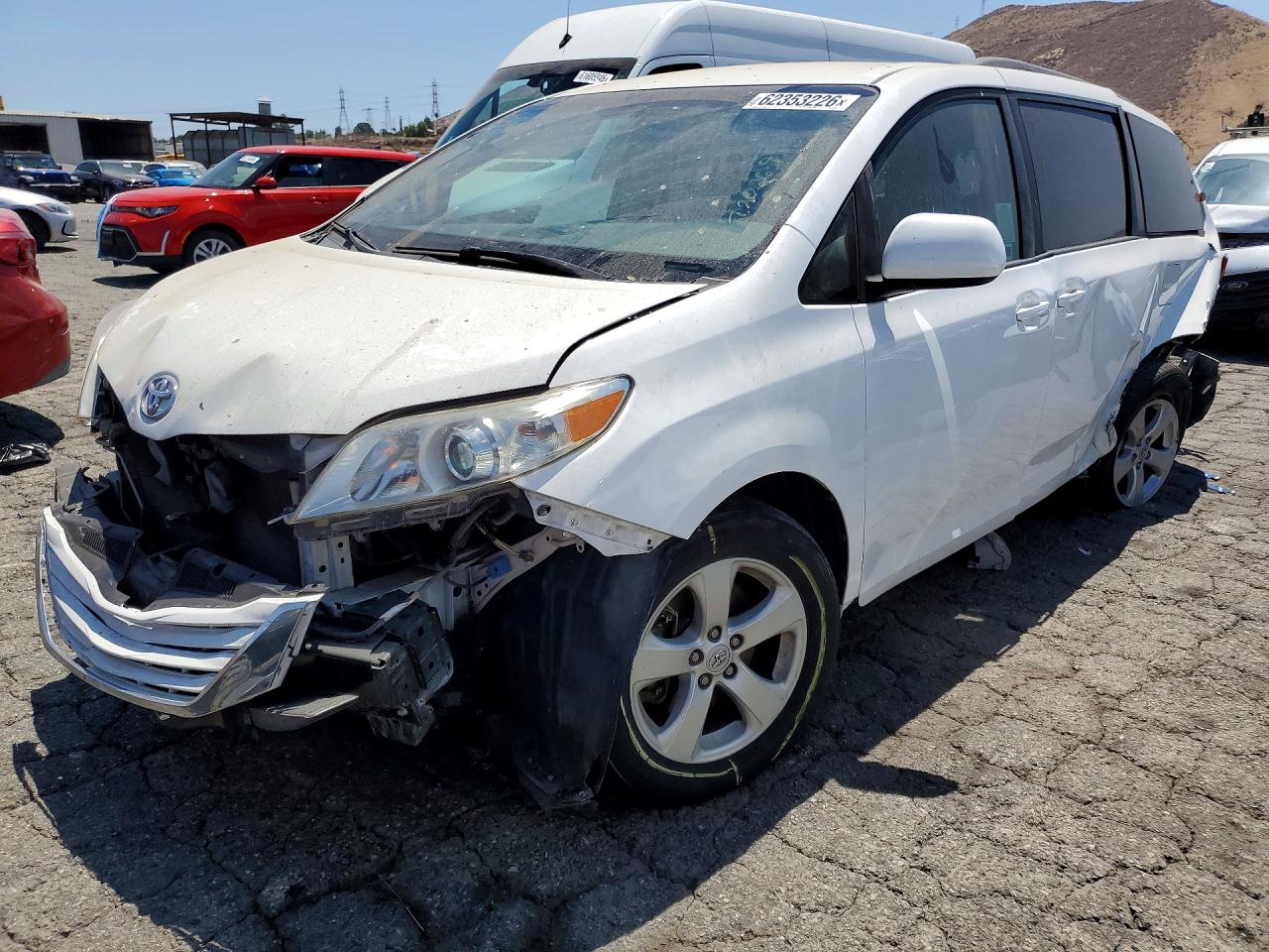 2015 Toyota Sienna LE, VIN 5TDKK3DC5FS567500 — Front end