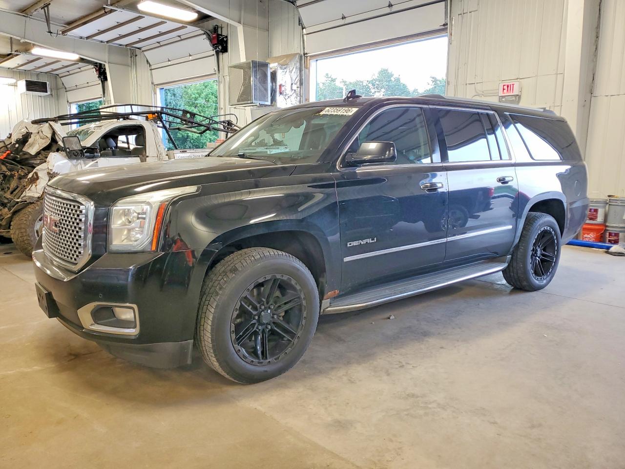 2015 GMC Yukon XL Denali, VIN 1GKS2JKJ3FR541907 — Minor dents and scratches