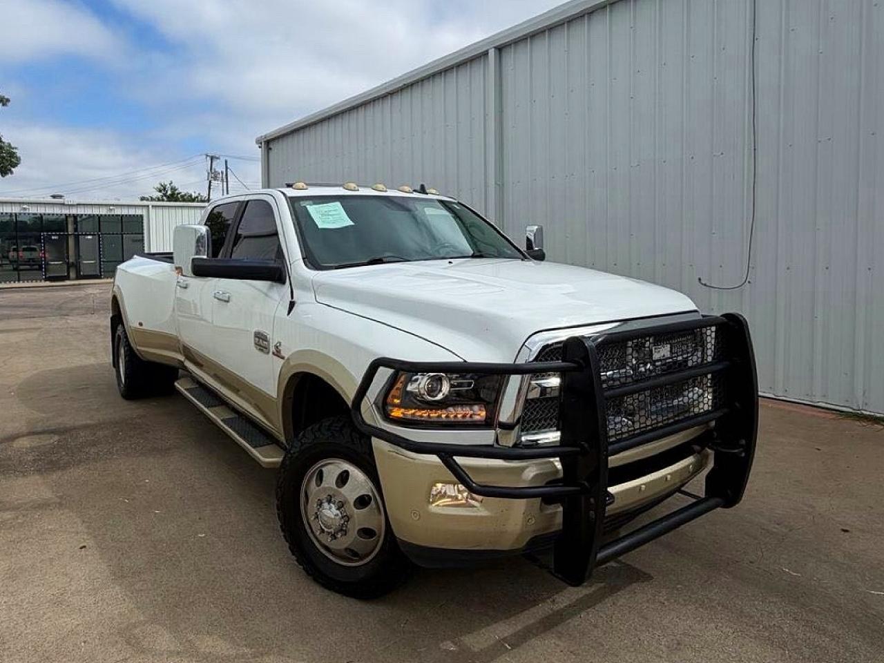 2016 Ram 3500 Longhorn, VIN 3C63RRKL0GG137824 — Мелкие вмятины и царапины